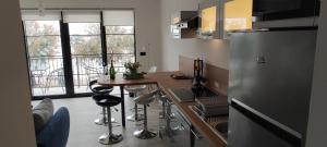 Appartments Akrapovic的厨房或小厨房