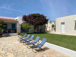 a row of lawn chairs sitting in a yard at Antichi Mulini in Favignana