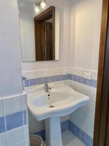 y baño con lavabo blanco y espejo. en Tenuta Afra, en Squinzano