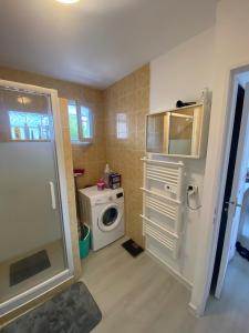 a bathroom with a washing machine and a washer at Appartement T3 à la Seyne sur mer in La Seyne-sur-Mer