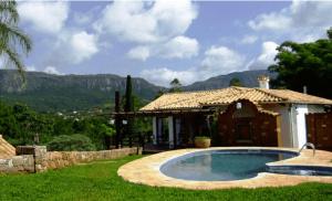 a house with a swimming pool in the yard at Lis Bleu Pousada in Tiradentes