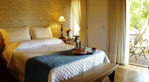 a bedroom with a bed and a window at Lis Bleu Pousada in Tiradentes