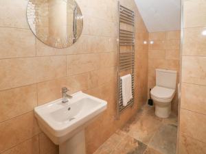 une salle de bain avec un lavabo et des toilettes dans l'établissement Chestnut Cottage, à Sheffield 18 autres photos