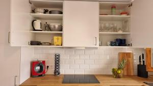 Kuchyň nebo kuchyňský kout v ubytování Apartamento familiar con piscina y wifi