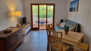 TV a/nebo společenská místnost v ubytování Apartamento familiar con piscina y wifi