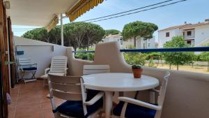 Posezení v ubytování Apartamento familiar con piscina y wifi