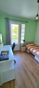 Giường trong phòng chung tại Pom'Verte-près du centre-ville et du lac -parking gratuit