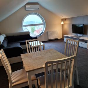 Televízia a/alebo spoločenská miestnosť v ubytovaní Apartament Wileńska