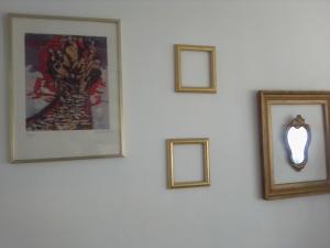 uma parede com quatro quadros e uma luz sobre ela em Magnifique Studio Cannes em Cannes