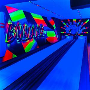 eine Bowlingbahn mit dem Wort Bowling in der Unterkunft BRUGGER' S Hotelpark Am Titisee in Titisee-Neustadt
