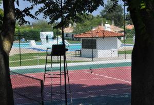 a tennis court with a stand on a tennis court at Pedras d'el Rei, T0 renovado in Santa Luzia
