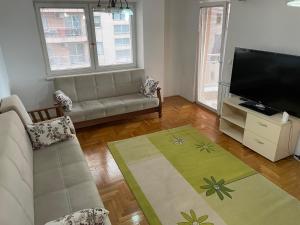 Una televisión o centro de entretenimiento en Sufi Apartment