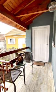 un patio avec une table et des chaises et une porte blanche dans l'établissement Casa Rural d 'Avó - sossego do campo - 5 adultos, à Alhais