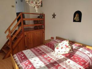una camera con un letto con una coperta rossa e bianca di Casa Gemma a Vignola