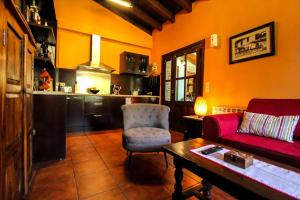 a living room with a red couch and a table at Casa Clarita in Caño