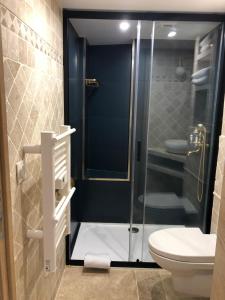 Koupelna v ubytování Quartier d'Emily in Paris + 42 fotografií