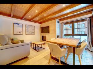 a living room with a table and a couch at ARGULLS de Alma de Nieve in Baqueira-Beret