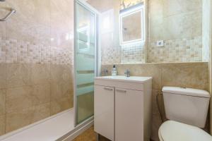 Un baño con inodoro, ducha y lavabo. en Apartamento Carmen, en Fuengirola 15 fotos más