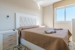 un dormitorio con una cama con dos almohadas. en Apartamento Carmen, en Fuengirola