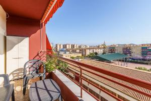 balcón con silla y vistas a la ciudad en Apartamento Carmen, en Fuengirola