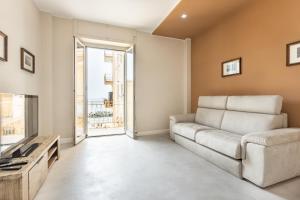 ein Wohnzimmer mit einem Sofa und einem Tisch in der Unterkunft Mirror of the Sea Apartment 5 mt from the beach in Salerno