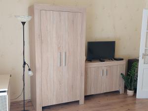 A television and/or entertainment centre at Evelin vendégház
