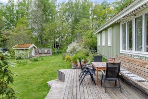 een terras met een tafel en stoelen bij Lovely house in Tranas with a wonderful location by the lake Loren in Tranås