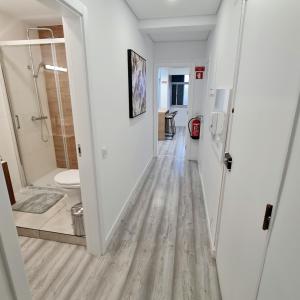 - un couloir menant à une salle de bains pourvue de toilettes dans l'établissement S. Soares T3 Setúbal, à Setúbal