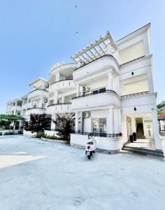 a scooter parked in front of a large building at Marini Casa in Ulcinj