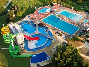 una vista aérea de un parque acuático con 2 piscinas en Počitniška hišica, Kamp Terme Ptuj, vključene 4 kopalne karte, en Ptuj