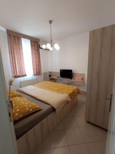 Postel nebo postele na pokoji v ubytování RoyalWings apartman Jagodina