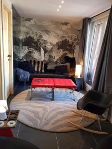 een woonkamer met een rode tafel en een bank bij 1+1 in Les Deux Alpes