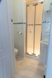 La salle de bains est pourvue d'une douche, de toilettes et d'un lavabo. dans l'établissement Rosita Guest House, à Weston-super-Mare