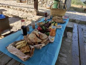 un tavolo blu con cibo e bevande sopra di Kera a Dedoplis Tskaro
