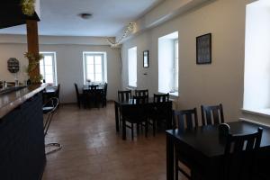 Reštaurácia alebo iné gastronomické zariadenie v ubytovaní Penzion Rollba