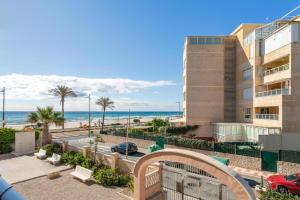 - une vue sur la plage depuis le balcon d'un bâtiment dans l'établissement Very nice and modern studio front of the beach, à El Campello