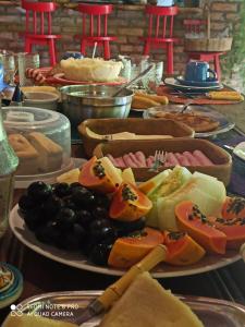 einen Tisch mit Tellern verschiedener Arten von Lebensmitteln in der Unterkunft Zazen Pousada by Santoregano in Maceió