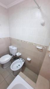 a white bathroom with a toilet and a sink at Zafiro 2 dormitorios Céntrico in Santa Fe