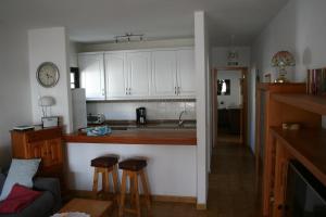 A kitchen or kitchenette at Los Arbustos