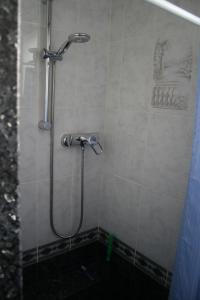 A bathroom at Los Arbustos