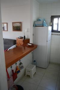 A kitchen or kitchenette at Los Arbustos