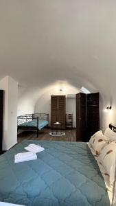 1 dormitorio con 1 cama azul grande en una habitación en Nikolas House - ΤΟ ΣΠΙΤΙ ΤΟΥ ΝΙΚΟΛΑ en Archea Pissa