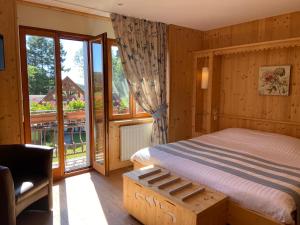 Postel nebo postele na pokoji v ubytování LE CLOS DES SOURCES Hôtel & Spa