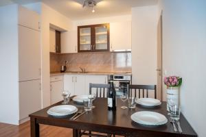 A kitchen or kitchenette at Sunny 1BDR Apartment near Center