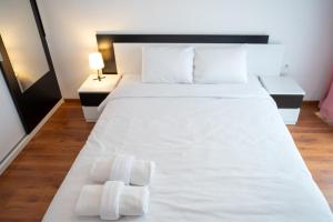 A bed or beds in a room at Sunny 1BDR Apartment near Center