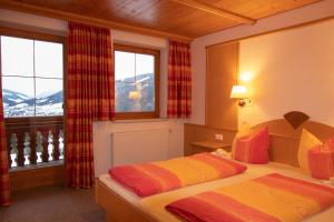 Llit o llits en una habitació de Ferienwohnung Schatzberg Panorama WILD445
