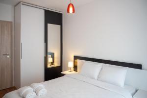 A bed or beds in a room at Sunny 1BDR Apartment near Center