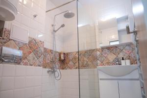 A bathroom at Sunny 1BDR Apartment near Center