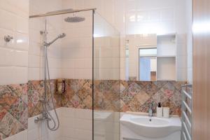 A bathroom at Sunny 1BDR Apartment near Center