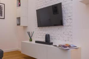 sala de estar con TV en una pared blanca en Castaldi 18 - Milano in tasca en Milán